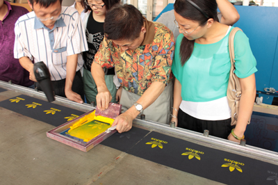 学员在巴藤南印花实验室进行特种印花实操培训——学员在动手