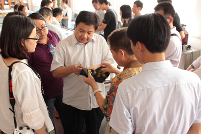 在实操现场学员与授课老师进行印花问题的交流