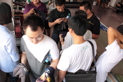 学员们在看南理环保无甲醛拔染印花的效果