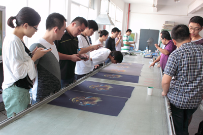 学员在巴藤南印花实验室进行特种印花实操培训——拔染印花操作现场