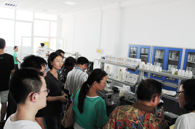 学员参观巴藤南理质量控制中心